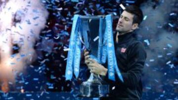 Novak Djokovic sostiene el trofeo de campeón de la Copa de Maestros en el O2 Arena de Londres.