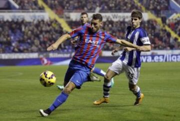 El defensa del Levante Iván López (i) y el defensa de La Real Sociedad Pablo Hervias luchan por el balón durante el partido correspondiente a la decimosexta jornada de Liga que disputan en el estadio Ciutat de València.