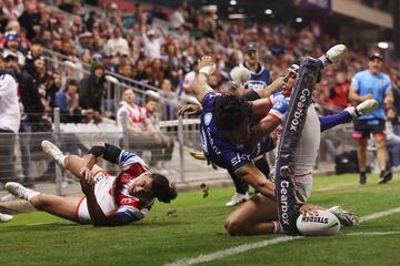 El extremo de New Zealand Warriors, Dallin Watene-Zelezniak, impacta de forma espectacular contra un rival
durante el partido de la NRL (Liga Nacional de Rugby) que les enfrent¨® a St George Illawarra Dragons, disputado
ayer en el WIN Stadium de Wollongong, Australia. Los Dragons se impusieron a los Warriors por 30-12.
