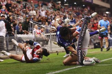 El extremo de New Zealand Warriors, Dallin Watene-Zelezniak, impacta de forma espectacular contra un rival
durante el partido de la NRL (Liga Nacional de Rugby) que les enfrentó a St George Illawarra Dragons, disputado
ayer en el WIN Stadium de Wollongong, Australia. Los Dragons se impusieron a los Warriors por 30-12.