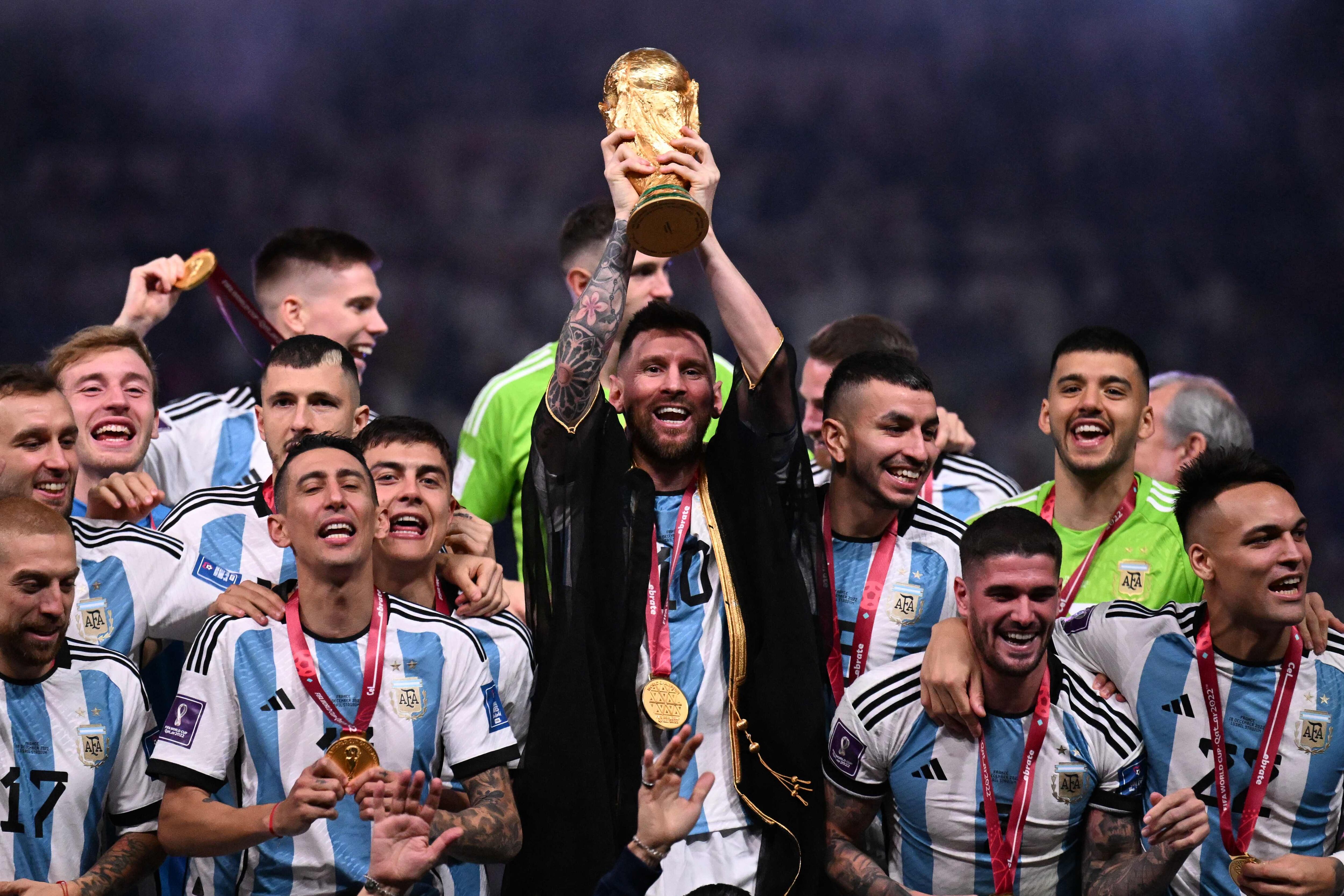 Lionel Messi levanta el trofeo de la Copa del Mundo luego de coronarse con Argentina, frente a Francia, en el Mundial de Qatar 2022. (KIRILL KUDRYAVTSEV/AFP)