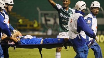 Andr&eacute;s Felipe Correa fue retirado del estadio Palmaseca tras su golpe