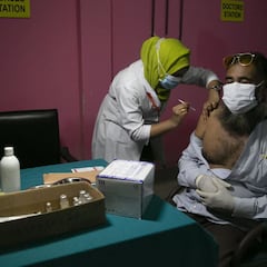 Escándalo en India con las vacunas: miles de personas reciben agua