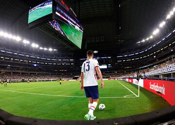 En la Soccer Champions Tour están presentes grandes conjuntos europeos como: Milan, Juventus, Arsenal, Manchester United, Barcelona y Real Madrid.