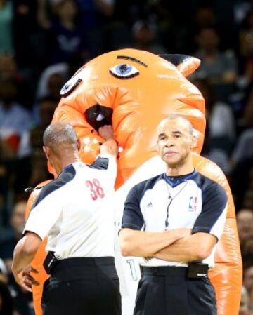 Buen humor entre los árbitros y las mascotas de los Bobcats.