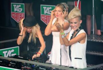 Maria Sharapova con Miriam Nervo y Olivia Nervo de NERVO en la fiesta TAG Heuer en Ms Collins en Melbourne, Australia.