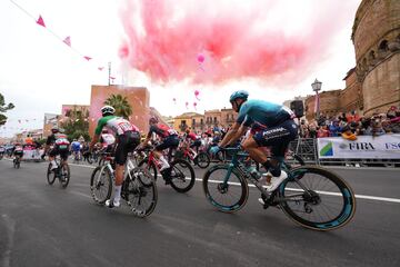 El pelotón durante la tercera etapa del Giro de Italia 2023 con 202 km de recorrido entre Vasto y Melfi. 
