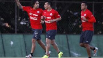 Valdivia y Jara compartir&aacute;n la titularidad en la Roja con Gary Medel ante los uruguayos.