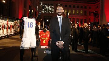 Jorge Garbajosa, presidente de la Federaci&oacute;n Espa&ntilde;ola de Baloncesto, en el museo del deporte de As.