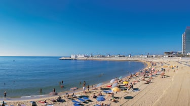 A diferencia de las playas anteriormente mencionadas, la de Nova Icària destaca precisamente por ser más tranquila y familiar, ideal para viajar con los más pequeños de la casa.
