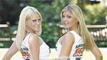 <b>HAZ EL AMOR Y NO LA GUERRA.</b> Laura, a la izquierda, de 23 años, y Sammi, a la derecha, de 21, serán dos de las 250 chicas que formarán parte del Equipo Antiviolencia que Zoo, una revista inglesa, enviará a la Eurocopa