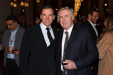 Andriy Shevchenko, exfutbolista y entrenador ucraniano, junto a Carlo Ancelotti, entrenador de la selección de fútbol de Brasil.