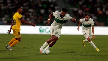 Mourad controla un balón.