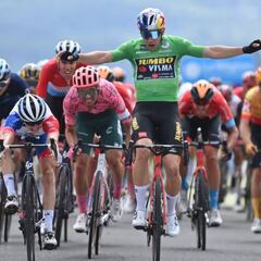 Gaudu deja a Van Aert con los brazos en alto