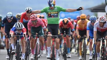Gaudu deja a Van Aert con los brazos en alto