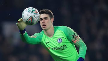 Kepa para un bal&oacute;n durante la semifinal contra el Tottenham.