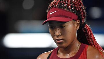 La tenista japonesa Naomi Osaka se lamenta durante su partido ante Marketa Vondrousova en el torneo de tenis de los Juegos Ol&iacute;mpicos de Tokio.