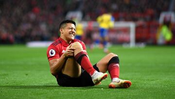 Alexis salió lesionado del partido.