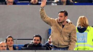 Totti recibi&oacute; el apoyo de la grada. 