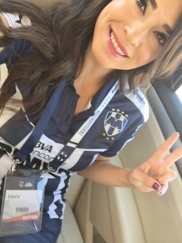 Laura G, cada que puede asiste a apoyar a Rayados.