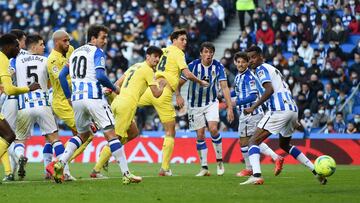 SAN SEBASTIAN, SPAIN - DECEMBER 18: Gerard Moreno of Villarreal CF scores their team&#039;s first goal during the LaLiga Santander match between Real Sociedad and Villarreal CF at Reale Arena on December 18, 2021 in San Sebastian, Spain. (Photo by Juan Ma