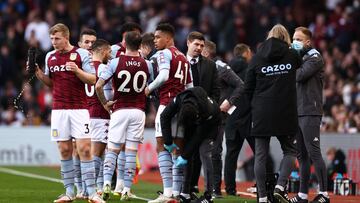 BIRMINGHAM, ENGLAND - NOVEMBER 20: Steven Gerrard, Manager of Aston Villa gives their team instructions during the Premier League match between Aston Villa and Brighton & Hove Albion at Villa Park on November 20, 2021 in Birmingham, England. (Photo by