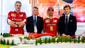 Arrivabene y Gené en la presentación de la maqueta de Ferrari Land.