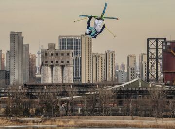 El esquiador estadounidense Nicholas Goepper realiza un truco durante la calificación de Freeski Big Air de esquí de estilo libre masculino de los Juegos Olímpicos de Invierno de Beijing 2022.