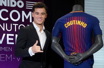 Philippe Coutinho posa con su nueva camiseta junto al presidente del FC Barcelona, Josep María Bartomeu.