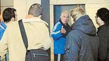 <b>RIFIRRAFE FINAL. </b>El seleccionador español se dirige a periodistas ingleses, con testigos españoles, tras su conferencia de Prensa.