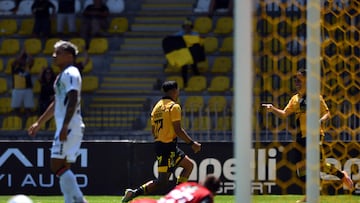 Futbol, Coquimbo Unido vs Palestino
Fecha 2, Liga de primera 2026.
El jugador de Coquimbo Unido Luis Riveros, centro, celebra con sus companeros tras marcar un gol contra Palestino durante un partido de la liga de primera disputado en el estadio Francisco Sanchez Rumoroso en Coquimbo, Chile.
07/02/2026
Alejandro Pizarro Ubilla/Photosport
Football, Coquimbo Unido vs Palestino
Second date, 2026 First division league.
Coquimbo Unido’s player Luis Riveros, center, celebrates with teammates after scoring against Palestino during a first division league match at the Francisco Sanchez Rumoroso stadium in Coquimbo, Chile
07/02/2026
Alejandro Pizarro Ubilla/Photosport