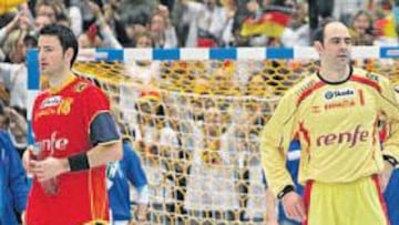 <b>CARAS DE POCOS AMIGOS. </b>Iker Romero y Hombrados muestran su desesperación ante la parcial labor de los colegiados en el final del encuentro.