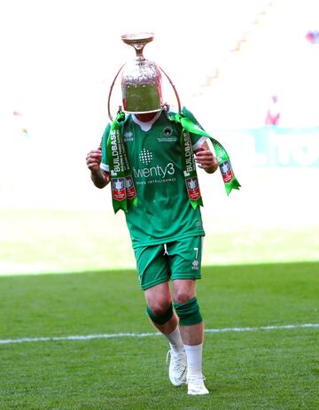 El personaje que aparece en la imagen no es el hombre de hojalata del maravilloso cuento El mago de Oz. Se
trata del futbolista Kieran Barnes, del Newport Pagnel Town, que de esta manera, con el trofeo en la cabeza, celebra la victoria en la final de la Buildbase FA Vase inglesa disputada en el estadio de Wembley, Londres.