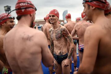 Varios nadadores participan en la 108 edición de la Copa Nadal, la tradicional prueba que el día de Navidad organiza el Club Natación Barcelona en las aguas del Puerto de Barcelona.