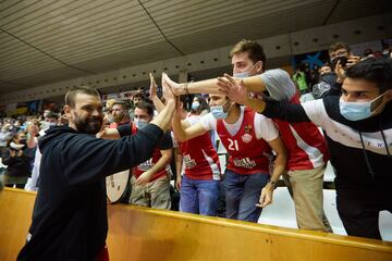 Marc Gasol debuta en la décima jornada de la Liga LEB Oro. En la imagen, el pívot saluda a los aficionados tras finalizar el partido.