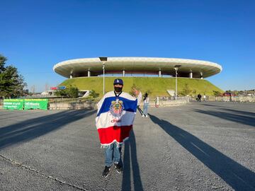 Aficionados de Chivas desde temprano arriban al Estadio Akron.