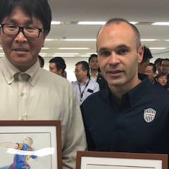 El creador de "Oliver y Benji" convierte a Iniesta en uno de sus personajes