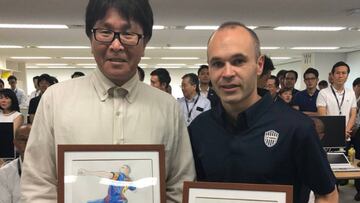 Andrés Iniesta con el dibujante japonés Yoichi Takahashi, conocido por ser el creador del famoso manga "Captain Tsubasa" (conocido en España como "Oliver y Benji" o "Campeones"), posando con las dos ilustraciones que le regaló tras su presentación con el Vissel Kobe japonés.