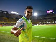 Millonarios' forward #09 Radamel Falcao gives the thumb up during the friendly football match between Argentina's Boca Juniors and Colombia's Millonarios in tribute to late Argentine coach Miguel Angel Russo at La Bombonera Stadium in Buenos Aires on January 14, 2026. (Photo by LUIS ROBAYO / AFP)