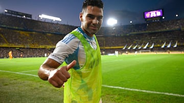 Millonarios' forward #09 Radamel Falcao gives the thumb up during the friendly football match between Argentina's Boca Juniors and Colombia's Millonarios in tribute to late Argentine coach Miguel Angel Russo at La Bombonera Stadium in Buenos Aires on January 14, 2026. (Photo by LUIS ROBAYO / AFP)