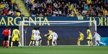 El jugador del Villarreal, Juan Foyth, marca el 1-0 al Real Madrid. 