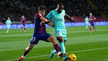 BARCELONA, 08/03/2024.- El delantero canadiense del Mallorca, Cyle Larin (d), disputa el balón ante el defensa del FC Barcelona, Pau Cubarsí, durante el encuentro correspondiente a la jornada 28 de primera división que FC Barcelona y Mallorca disputan hoy viernes en el estadio Lluis Companys, en Barcelona. EFE / Alejandro García.