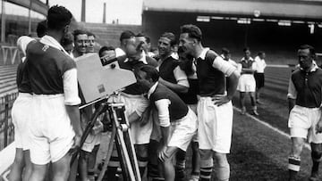 Los jugadores del Arsenal, la primera vez que la televisi&oacute;n cubri&oacute; el f&uacute;tbol, un partidillo entres titulares y reservas.