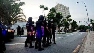 Carga policial tras el Málaga - Ibiza.
