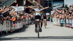 La ciclista francesa Pauline Ferrand-Prévot celebra una victoria en la Copa del Mundo de Mountain Bike.