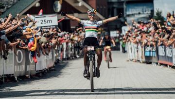 La ciclista francesa Pauline Ferrand-Pr¨¦vot celebra una victoria en la Copa del Mundo de Mountain Bike.