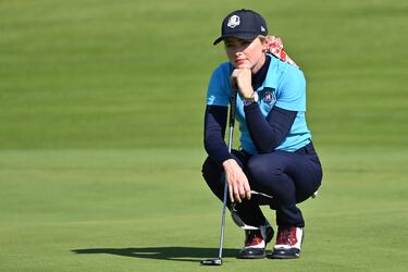 La actriz estadounidense Kathryn Newton alinea un putt en el green 18 durante el partido All-Star. 