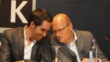Alberto Contador y su director Biarne Riis.