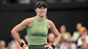 La española Paula Badosa reacciona durante su partido contra la kazaja Elena Rybakina en Brisbane.
