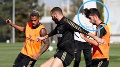 Theo Zidane, rodeado con un c&iacute;rculo, presiona a Benzema ante la presencia de Mariano y la mirada de Zidane padre en el entrenamiento del Real Madrid del viernes 10 de octubre de 2019.